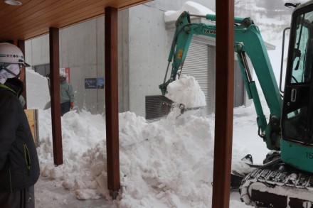 オイルタンク室前の除雪